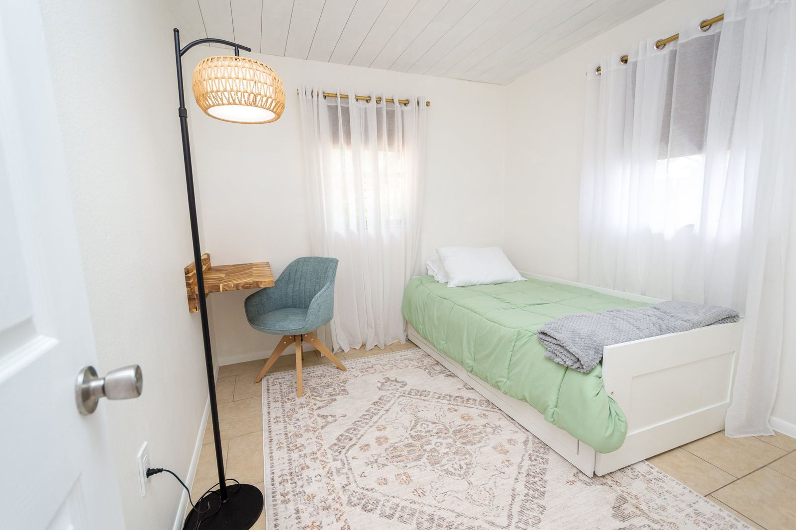 Twin bedroom with pull-out trundle and desk nook